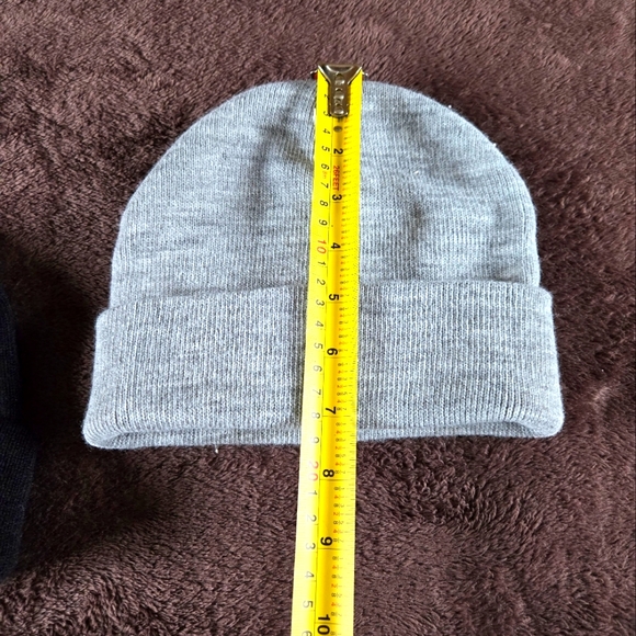 2 women's Toques - Picture 5 of 6